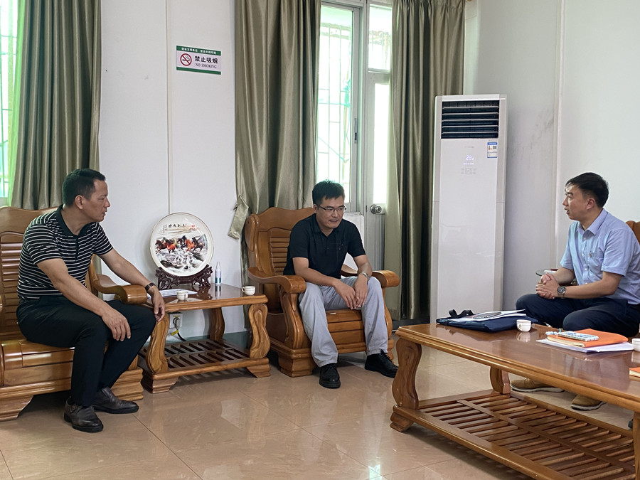 与平远县教育局党组成员、大柘镇帮扶工作人员交流.jpg