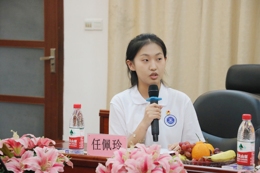 3.学生代表发言.JPG